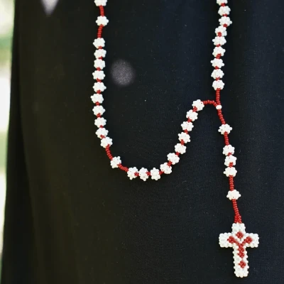 Różaniec ręcznie robiony z Kenii, biało-czerwone koraliki, wykonany przez kobiety z Kenii