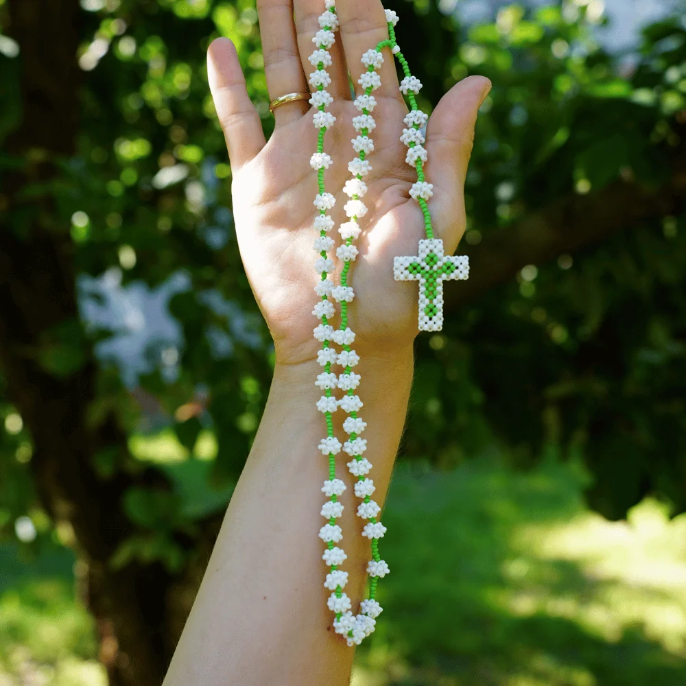 Różaniec ręcznie robiony z Kenii, biało-zielone koraliki, handmade Kenya z zielonym tłem