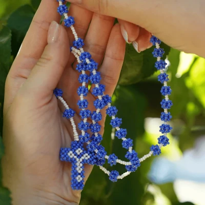Różaniec ręcznie robiony z Kenii, granatowo-białe koraliki, ręczna robota