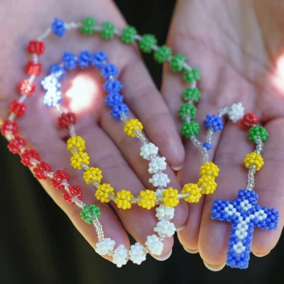 Różaniec ręcznie robiony z Kenii, 5 kolorów misyjnych, krzyż niebiesko-biały