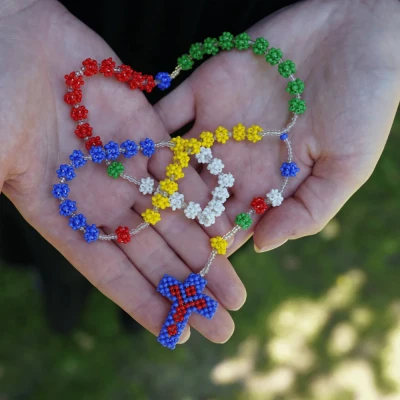 Różaniec ręcznie robiony z Kenii, 5 kolorów misyjnych, krzyż niebiesko-czerwony