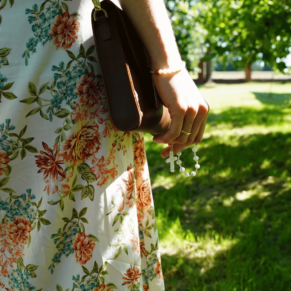 Dziesiątka różańca z Kenii, biało-przezroczyste koraliki, ręcznie robiona - w ręku