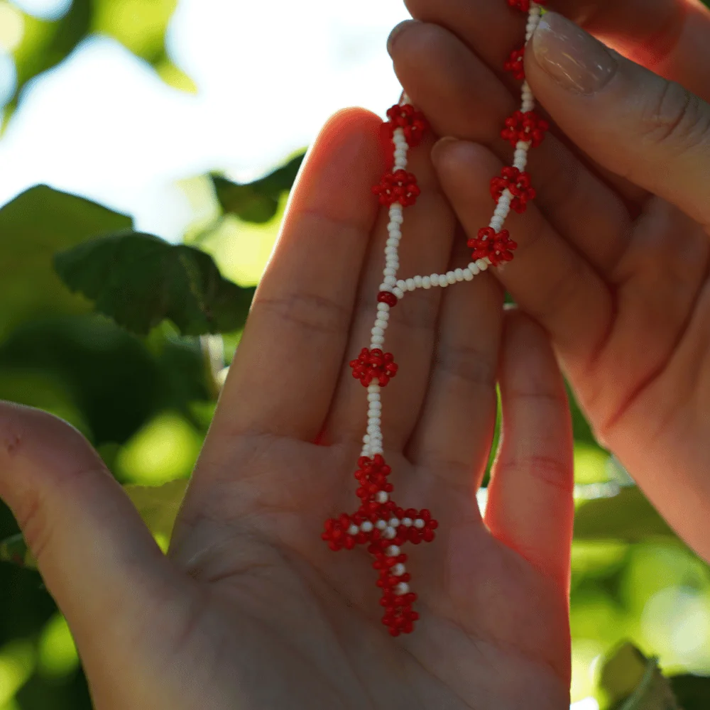 Dziesiątka różańca z Kenii, czerwono-białe koraliki - w ręku