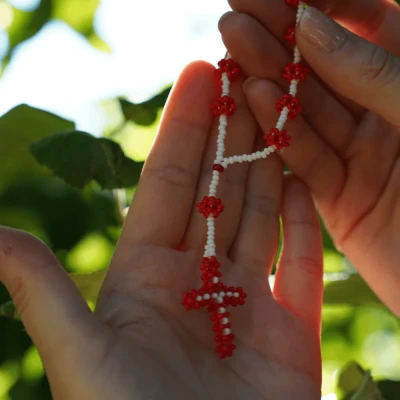 Dziesiątka różańca z Kenii, czerwono-białe koraliki - w ręku